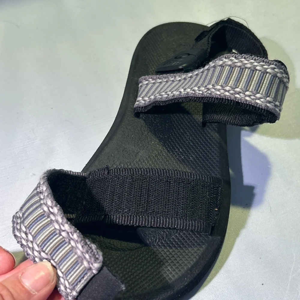 Reef Convertible Gray and Black Sandals Youth size 4